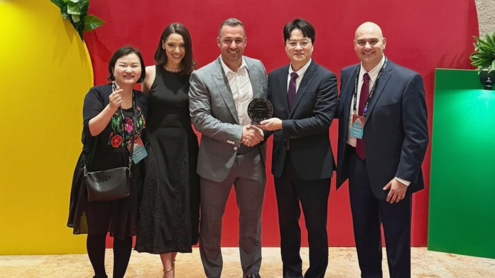 Equipe da Alftec ao lado de executivos da Supreme durante o Suprema Global Partner Program 2025, celebrando parceria estratégica e reconhecimento no setor de tecnologia e segurança biométrica.