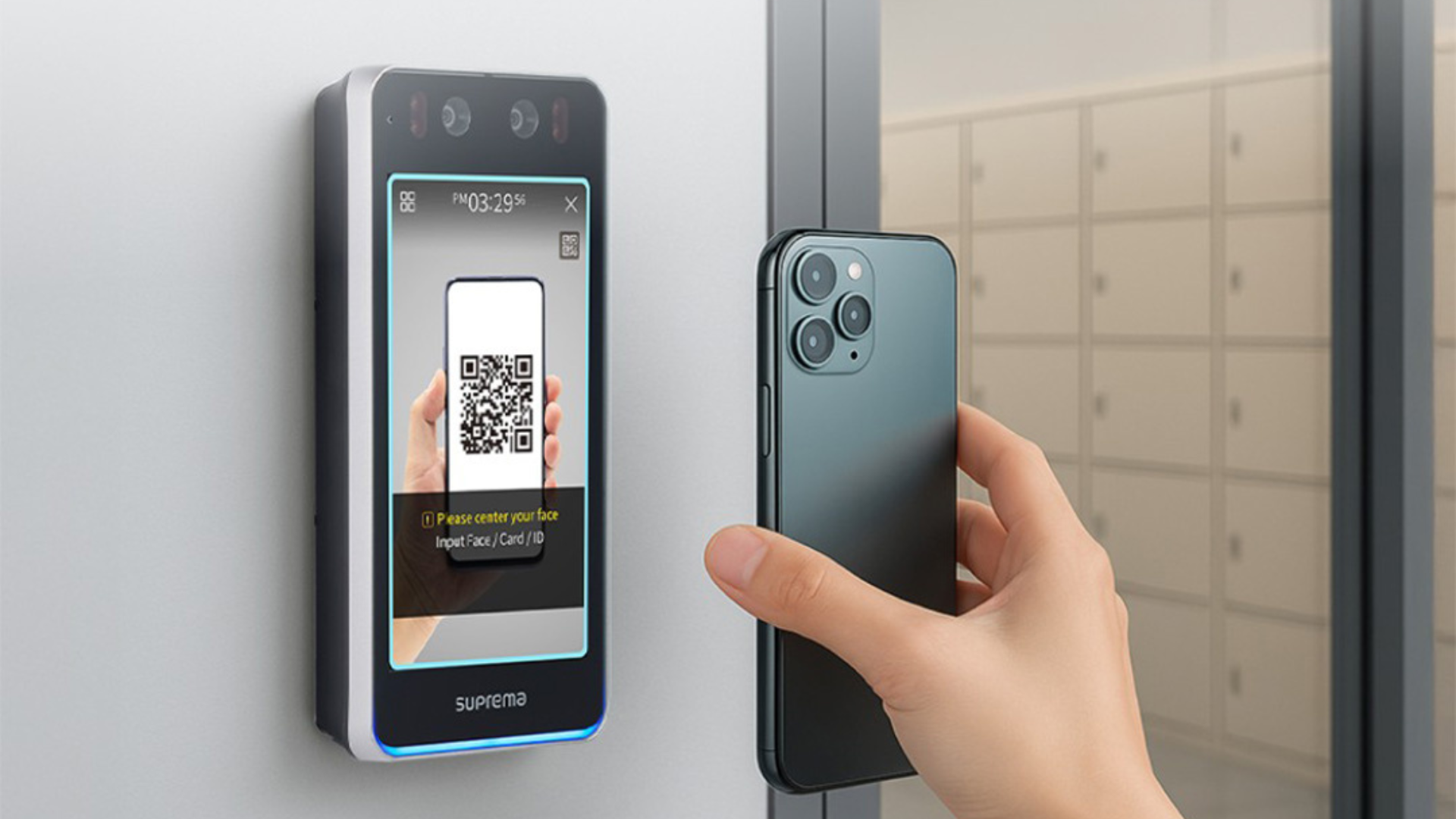 Pessoa utilizando smartphone para autenticação por reconhecimento facial + QR code em dispositivo de controle de acesso corporativo instalado na parede.

