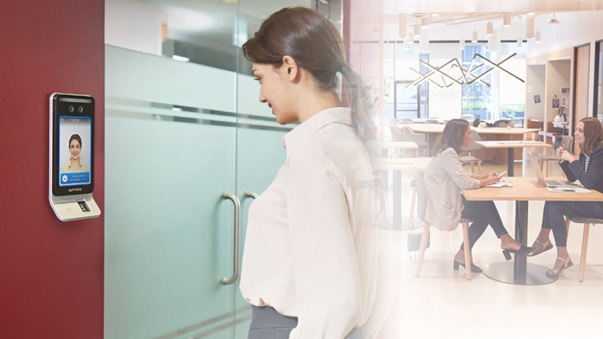 Mulher em ambiente corporativo utilizando sistema de reconhecimento facial em dispositivo de controle de acesso instalado na parede para liberação de entrada.