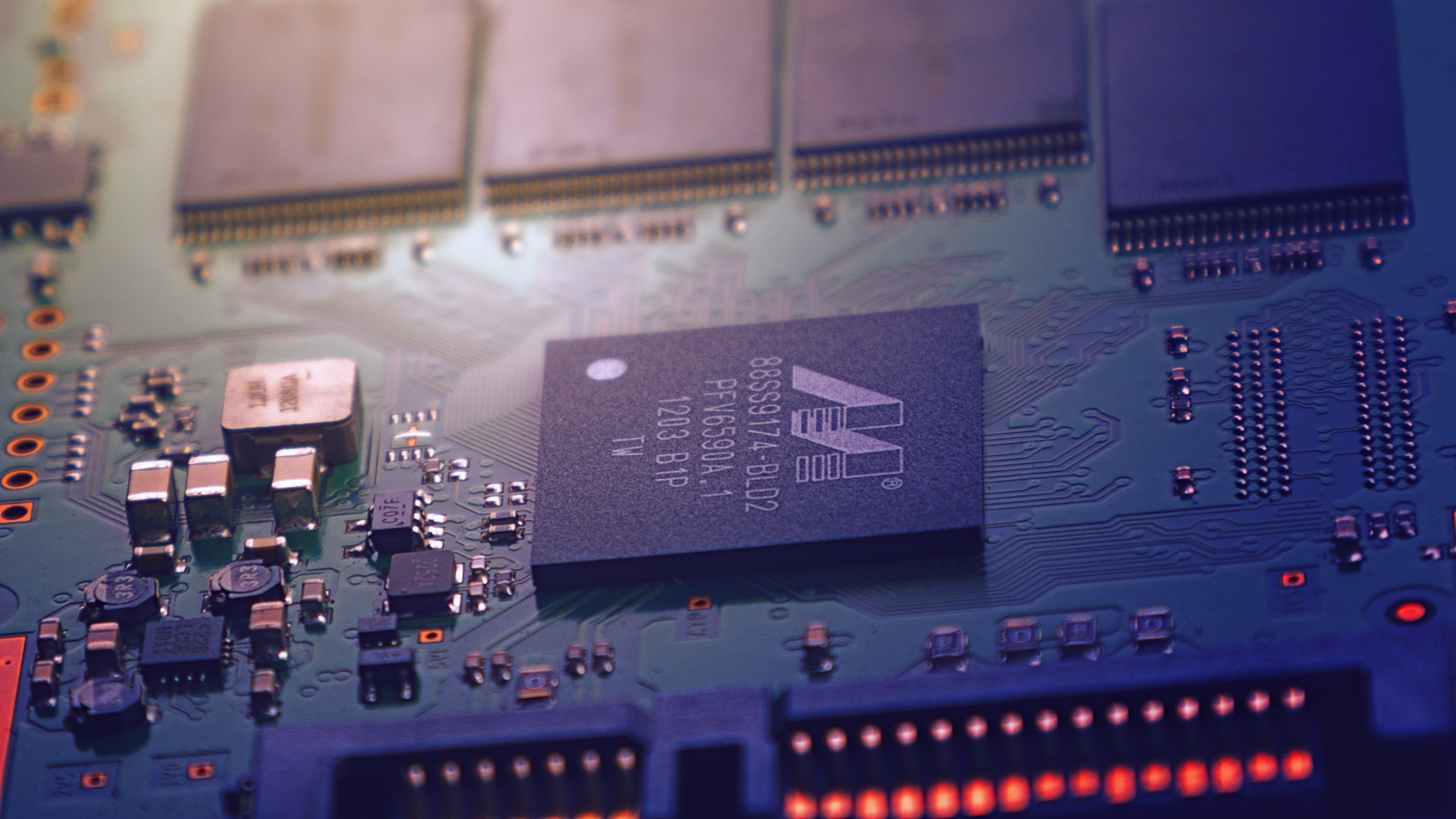 Close de uma placa eletrônica com chip em destaque, representando o conceito de hardware invisível por meio da tecnologia embarcada que opera de forma integrada e discreta, sustentando sistemas inteligentes, automação e processamento de dados.