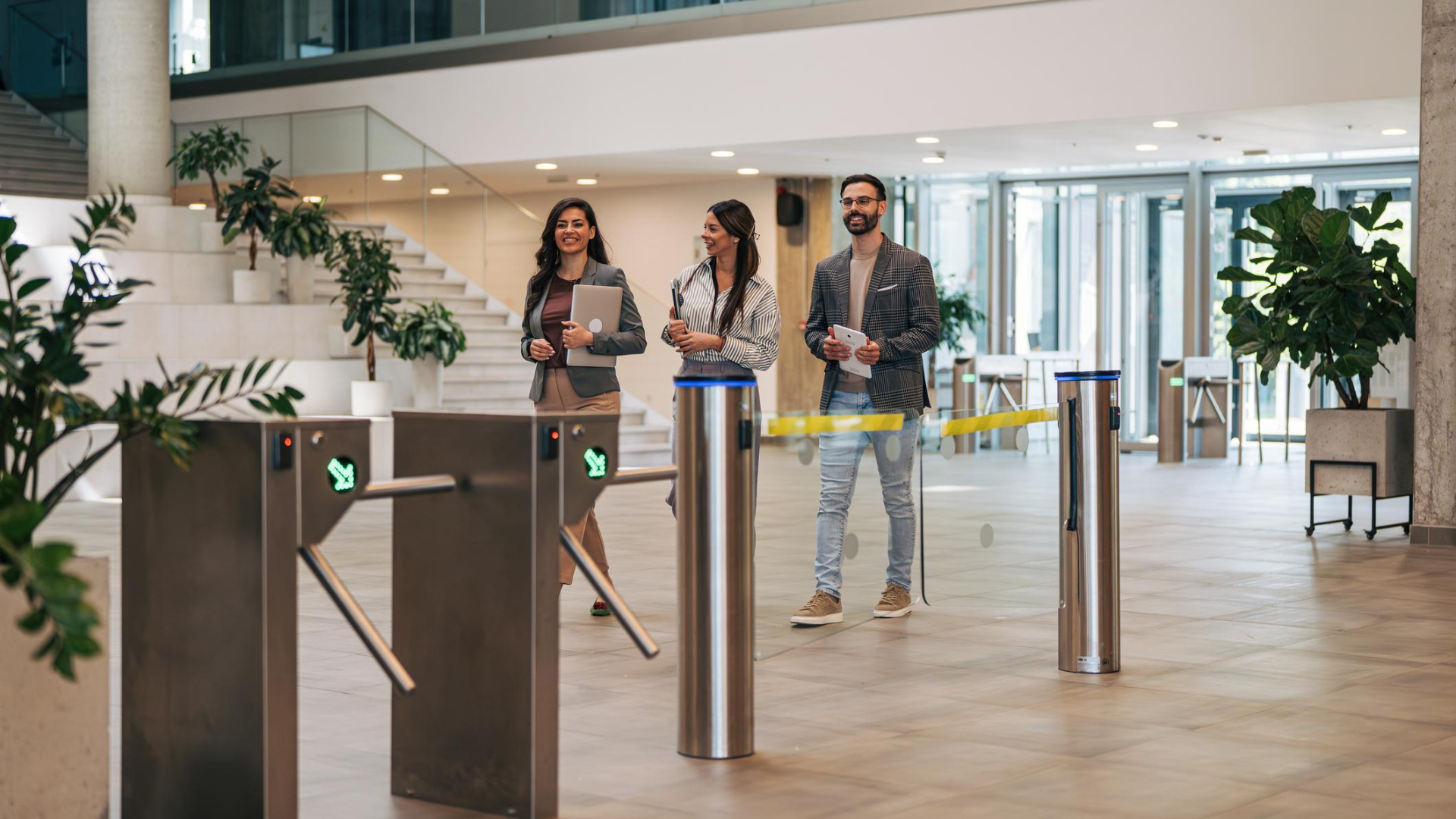 Controle de acesso em ambiente corporativo com fluxo organizado de pessoas para uma gestão operacional mais eficiente.